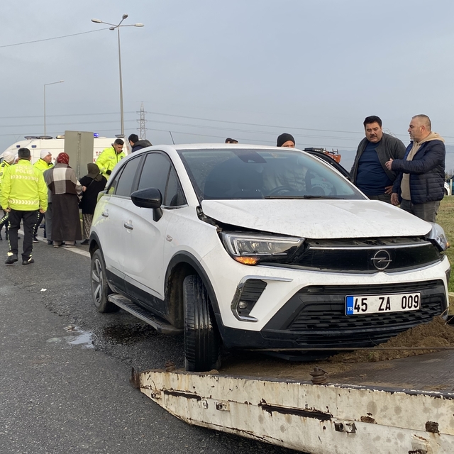 Manisa'da iki otomobilin çarpışması sonucu 8 kişi yaralandı