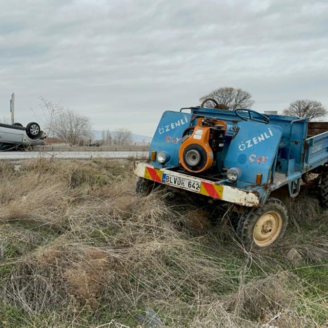 Afyonkarahisar'da tarım aracıyla çarpışan otomobildeki 3 kişi yaralandı