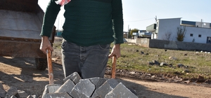 Şırnaklı baba taş kırarak 9 çocuğunu okutuyor