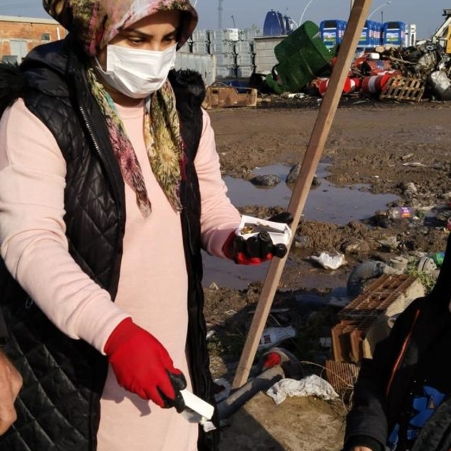 Manisa'da çöpe atılan altını belediye ekipleri buldu