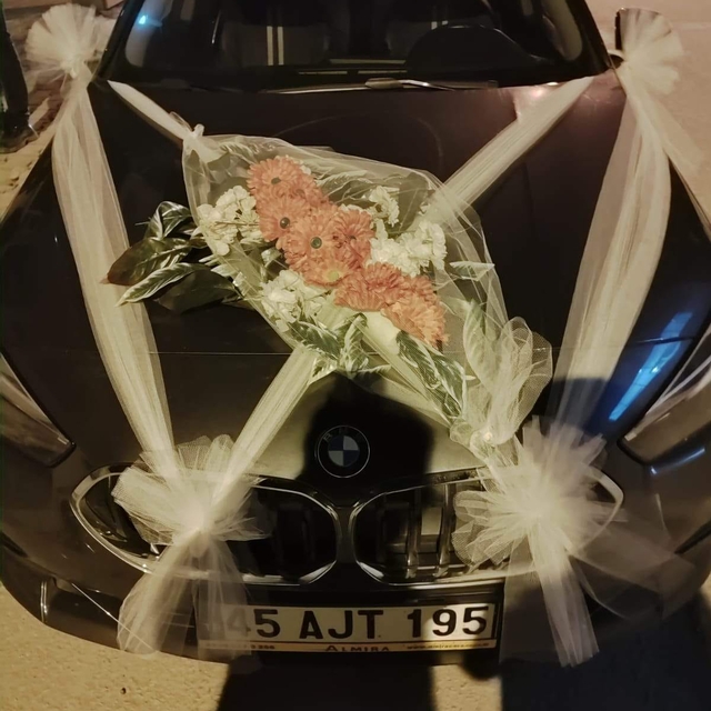 Ağrı'da gelin arabası gibi süslenen araçta 2 düzensiz göçmen yakalandı