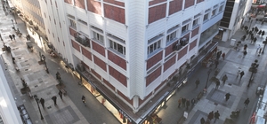 Büyükşehir Belediyesi kent merkezinde cephe ve zemin düzenlemesi yapıyor