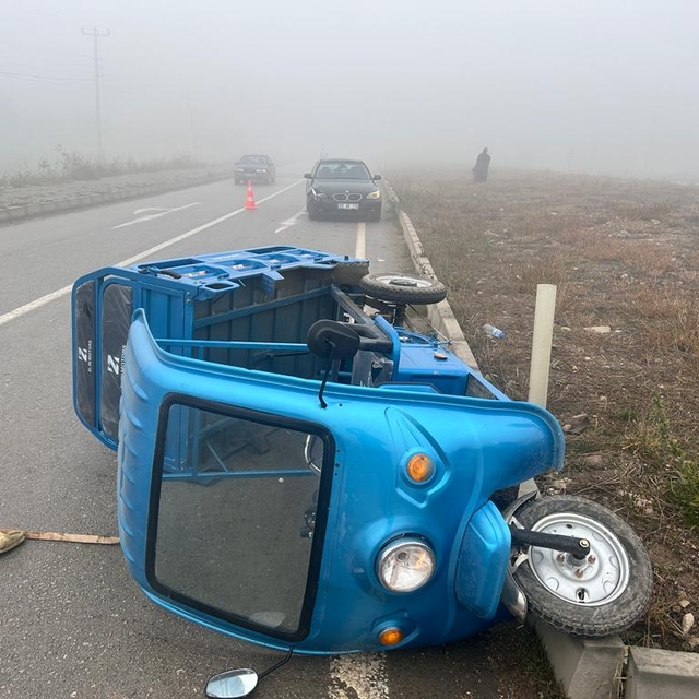 Afyonkarahisar'da otomobilin çarptığı elektrikli bisikletteki 3 kişi yarala...