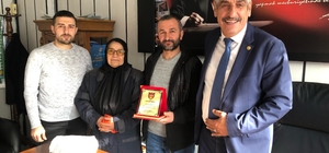 Rize'de dolmuş şoförü aracında unutulan çantayı sahibine teslim etti