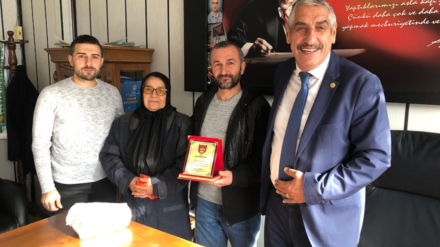 Rize'de dolmuş şoförü aracında unutulan çantayı sahibine teslim etti