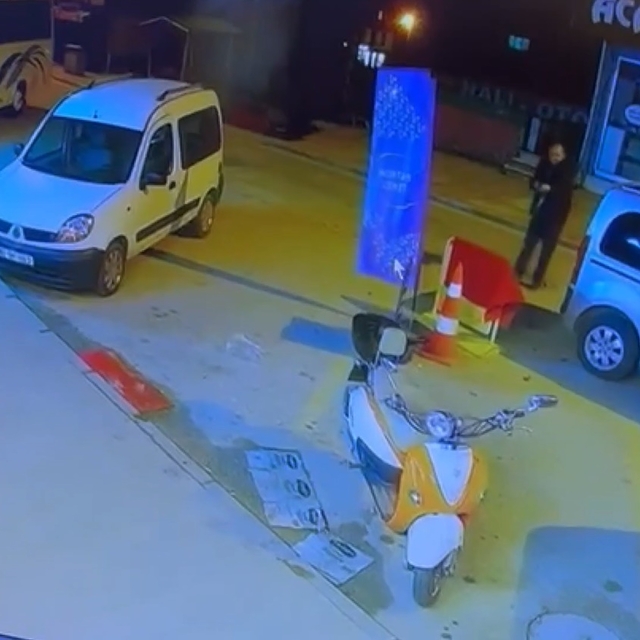 Tekel bayisine pompalı tüfekle saldırı kamerada