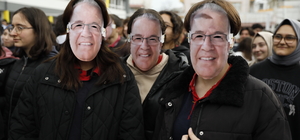 Öğrenciler aynı okulda 44 yıl görev yapan öğretmenlerini "maske"yle uğurlad...