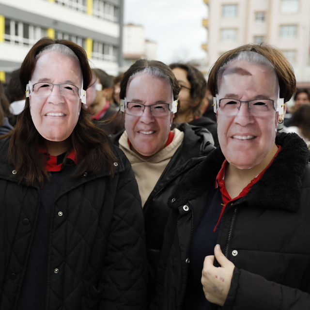 Öğrenciler aynı okulda 44 yıl görev yapan öğretmenlerini "maske"yle uğurlad...