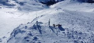 3 bin rakımlı karla kaplı zirveye tırmanıp, arızalanan acil afet rölesini onardılar