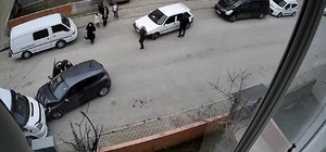 Çocuk, sürücünün manevrasıyla aracın altında kalmaktan kurtuldu; o anlar ka...