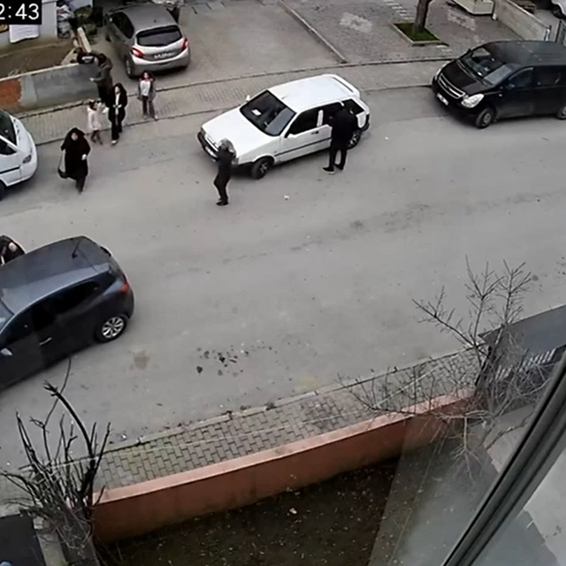 Çocuk, sürücünün manevrasıyla aracın altında kalmaktan kurtuldu; o anlar ka...