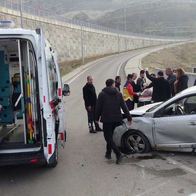 Batman'da iki otomobil çarpıştı: 4 yaralı
