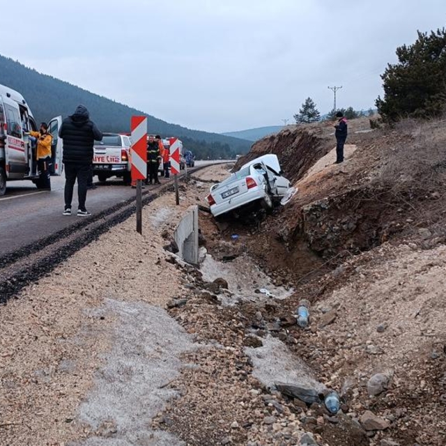 Otomobil şarampole devrildi: 1 ölü, 3 yaralı