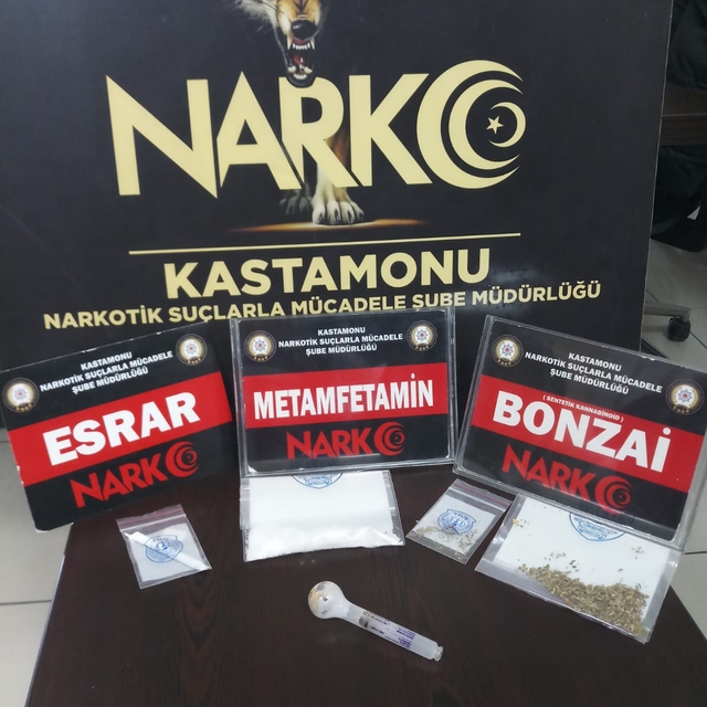 Kastamonu'da uyuşturucu ele geçirilen otomobildeki 2 şüpheli gözaltına alın...