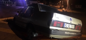 Konya'da refüje çarpan otomobilin sürücüsü yaralandı