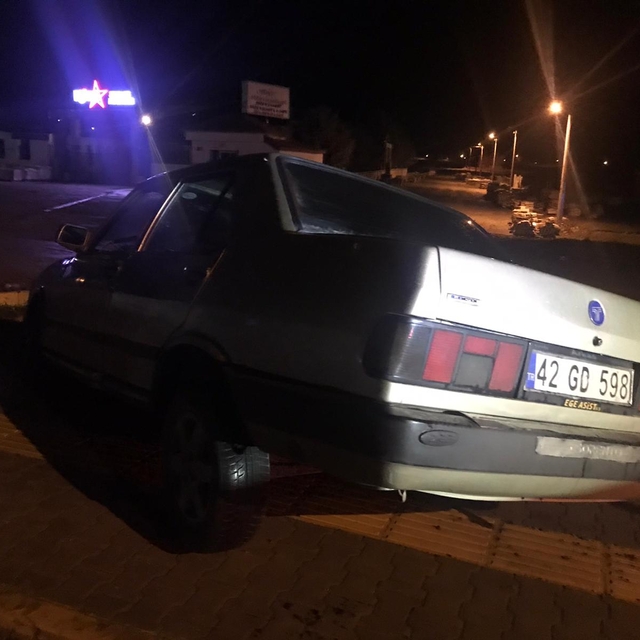 Konya'da refüje çarpan otomobilin sürücüsü yaralandı
