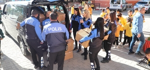 Adana'da polislerden öğrencilere mont ve ayakkabı yardımı