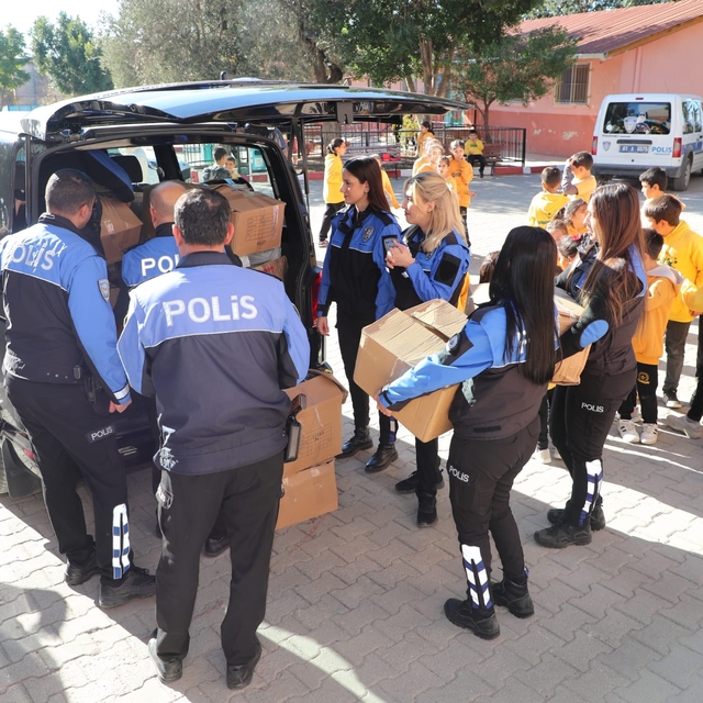 Adana'da polislerden öğrencilere mont ve ayakkabı yardımı
