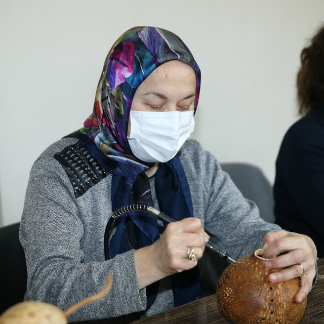 Ordulu kadınlar su kabaklarından hediyelik eşya yaparak gelir sağlıyor