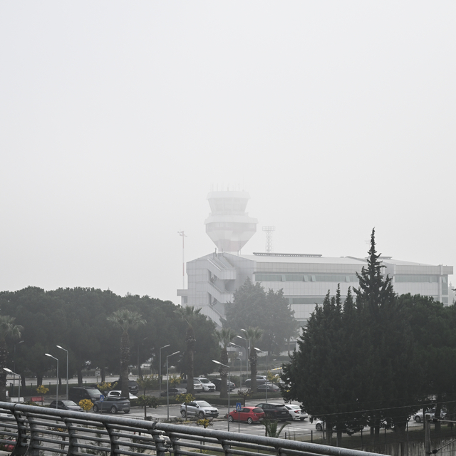 İzmir'de uçak seferlerine sis engeli