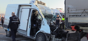 Antalya'da park halindeki tıra çarpan hafif ticari araçtaki 1 kişi öldü, 1...