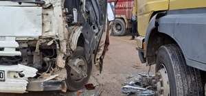 Adana'da çarpışan 2 kamyonun sürücüleri yaralandı