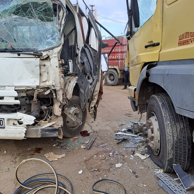 Adana'da çarpışan 2 kamyonun sürücüleri yaralandı