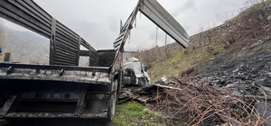 Şırnak'ta şarampole devrilen tırın sürücüsü yaralandı