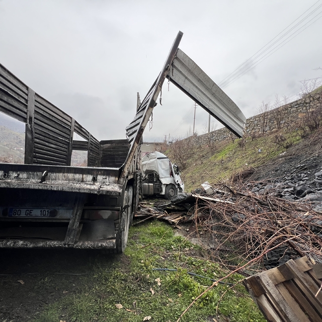 Şırnak'ta şarampole devrilen tırın sürücüsü yaralandı
