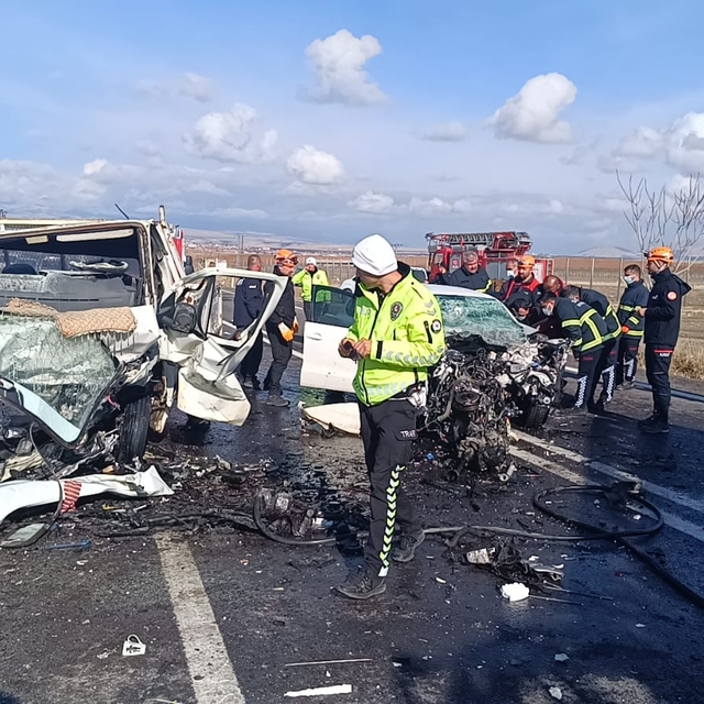 Kamyonet ile otomobil çarpıştı; 1 ölü, 2 yaralı