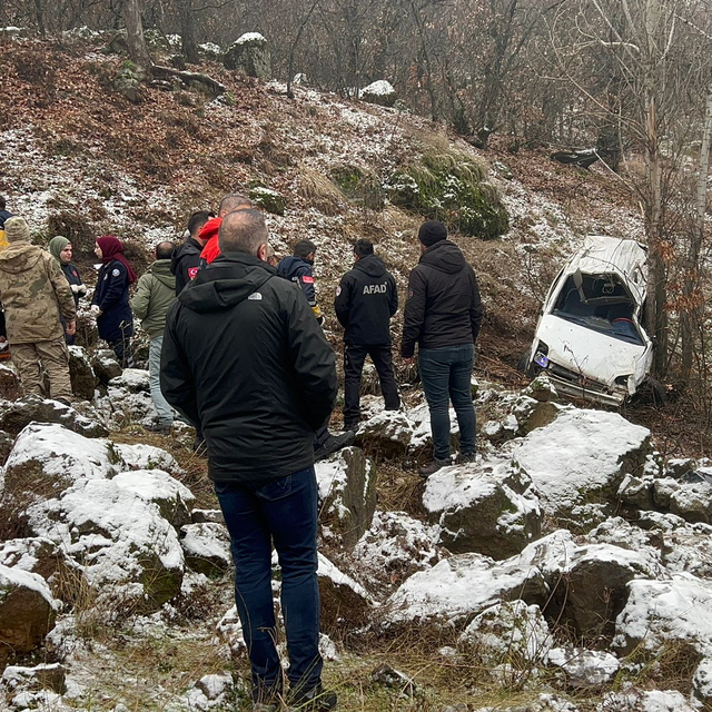 Tunceli'de uçuruma devrilen araçtaki bir kişi öldü, bir kişi ağır yaralandı