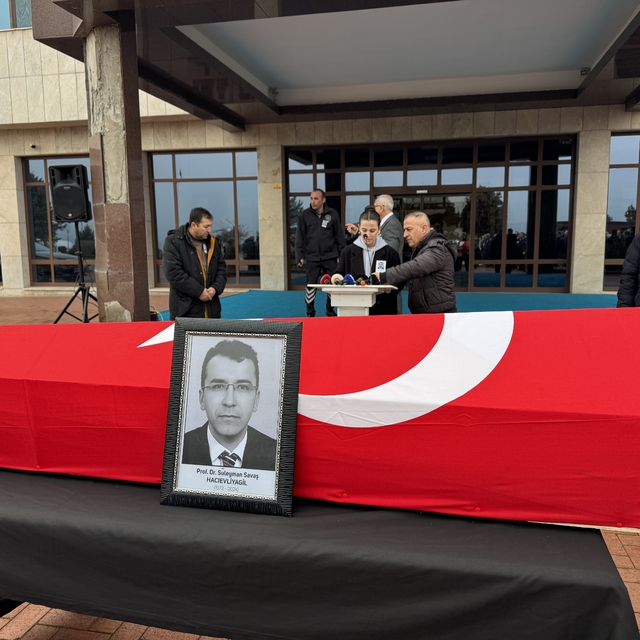 Malatya'da otobüs kazasında hayatını kaybeden profesör için üniversitede tö...