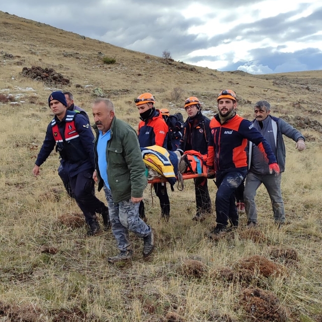 Dağda ayağı kırılan avcıyı jandarma ve AFAD ekipleri kurtardı