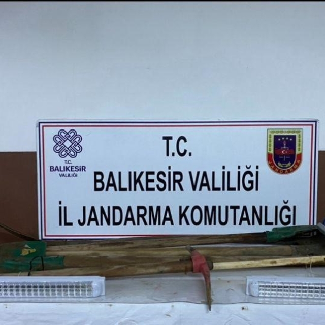 Erdek'te izinsiz kazı yaptıkları iddiasıyla 5 şüpheli yakalandı