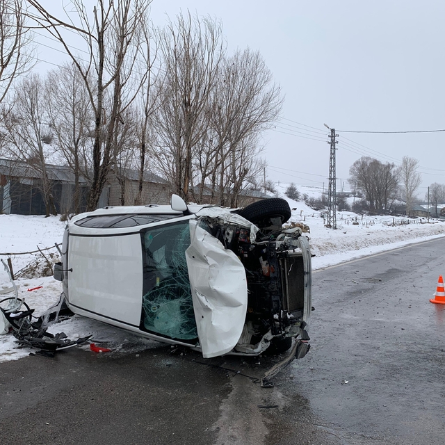 Bingöl'de cip takla attı; doktor sürücü yaralı