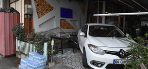 Ordu'da otomobilin kafeye girmesi sonucu 3 kişi yaralandı