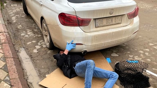 Bilecik'te araç altında sıkışan kedi kurtarıldı