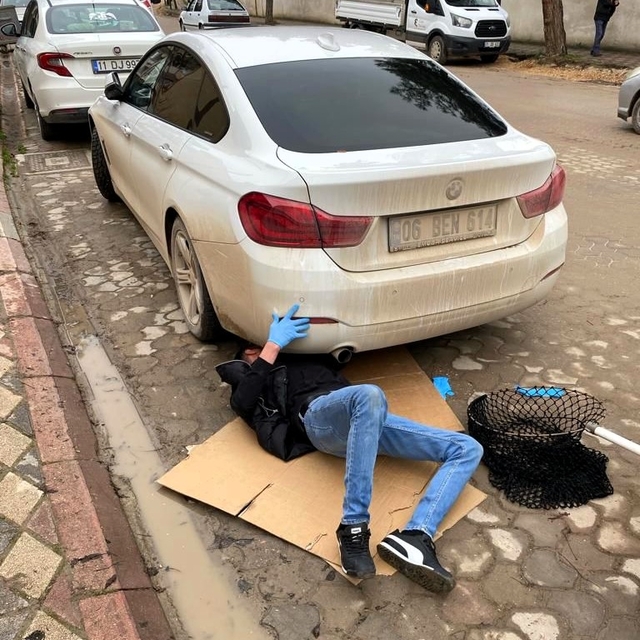 Bilecik'te araç altında sıkışan kedi kurtarıldı