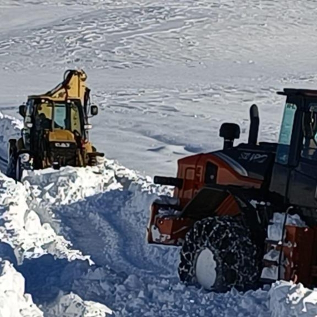 Şırnak'ta kardan kapanan köy yolunun ulaşıma açılmasına çalışılıyor