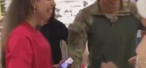 Terhis olan askerden AVM'deki annesine sürpriz