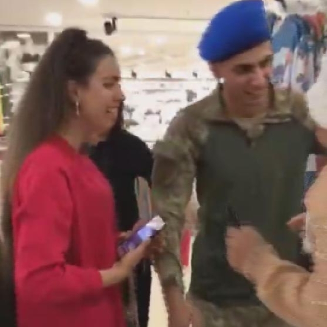 Terhis olan askerden AVM'deki annesine sürpriz