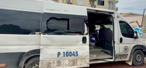 Kocaeli'de işçi servisiyle kamyonetin çarpıştığı kazada 3 kişi yaralandı