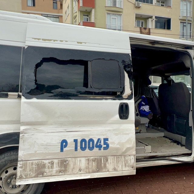 Kocaeli'de işçi servisiyle kamyonetin çarpıştığı kazada 3 kişi yaralandı