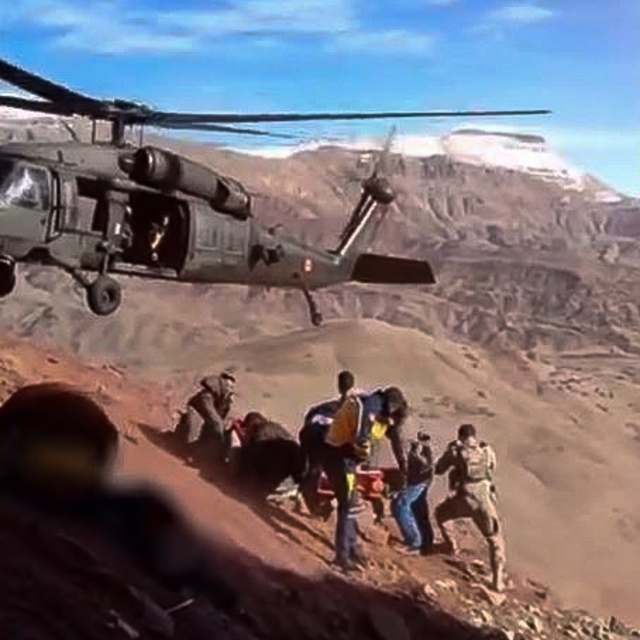 Şırnak'ta kayalıklardan düşen çoban helikopterle kurtarıldı