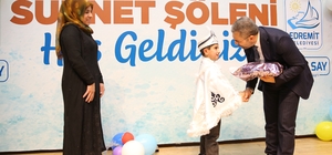 Van'da sünnet ettirilen 54 çocuğa kirveleri tarafından hediyeleri verildi