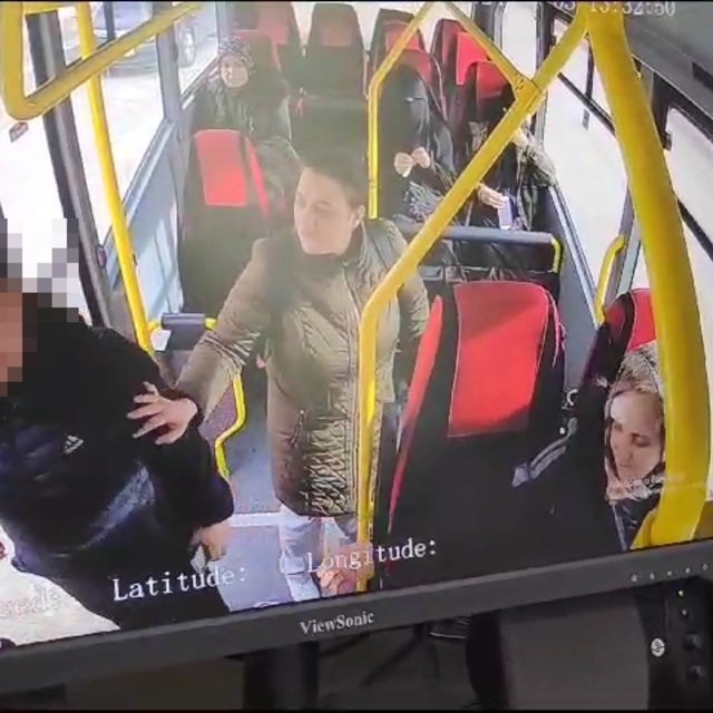 Zihinsel engelli çocuk, refakatçisi olmadığı için kendisini otobüsten indir...