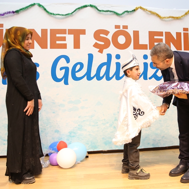 Van'da sünnet ettirilen 54 çocuğa kirveleri tarafından hediyeleri verildi