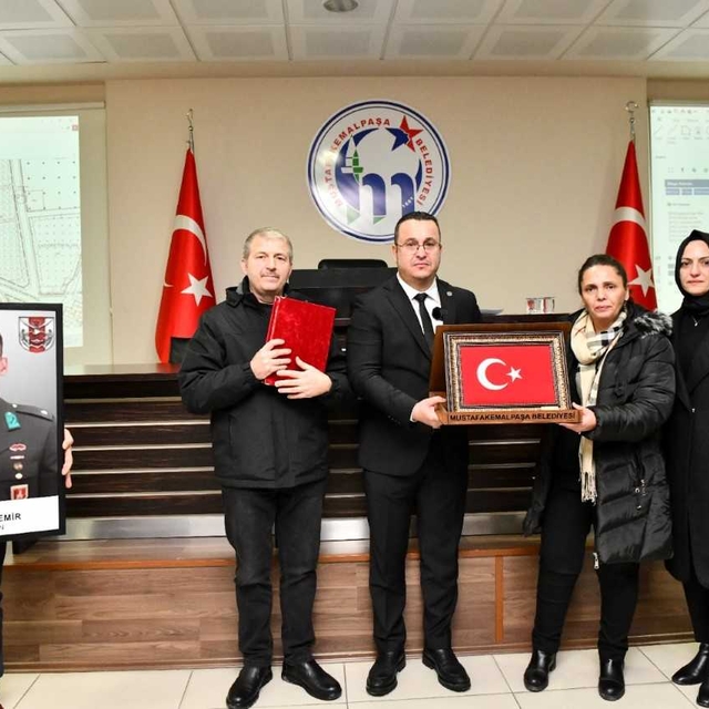 Bursa'da şehit teğmenin adı çocukluğunu geçirdiği ilçedeki sokakta yaşatıla...