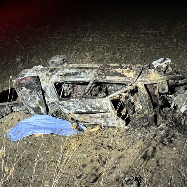 Kütahya'da devrildikten sonra yanan otomobildeki 1 kişi öldü, 2 kişi yarala...