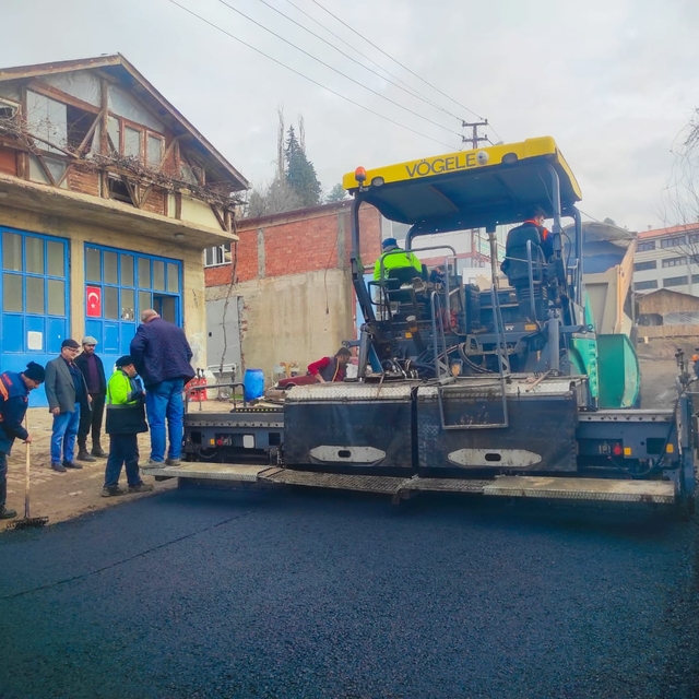 Nallıhan'da sanayi sitesinde ara yollar asfaltlanıyor